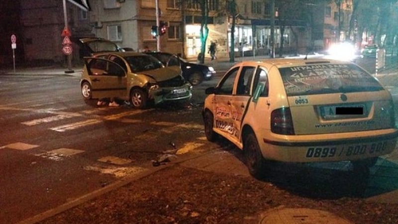 Автомеле навръх празника! Ситроен и такси се размазаха в Бургас, има пострадали (СНИМКА)