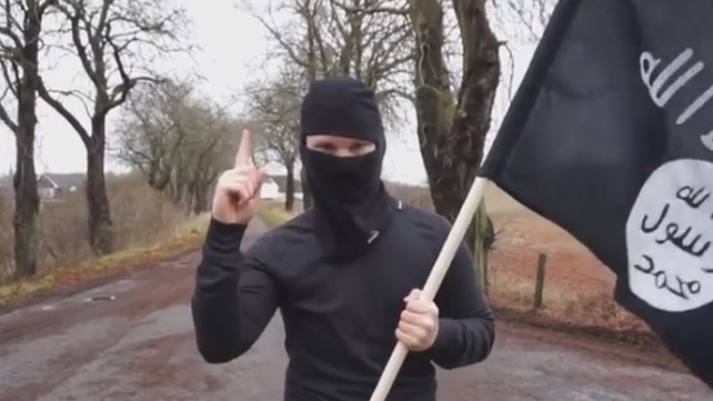 Шок и ужас на датско-германската граница! Джихадист с пистолет и знаме на „Ислямска държава“ се шматка необезпокояван (СНИМКИ/ВИДЕО)