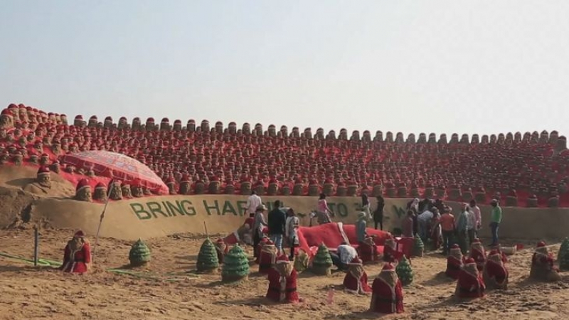 Индиец извая 1000 Дядо Коледовци от пясък (ВИДЕО)