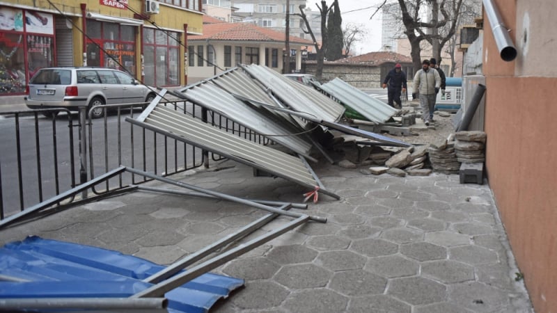 Бурният вятър сътвори големи поразии в Сливен (СНИМКИ)
