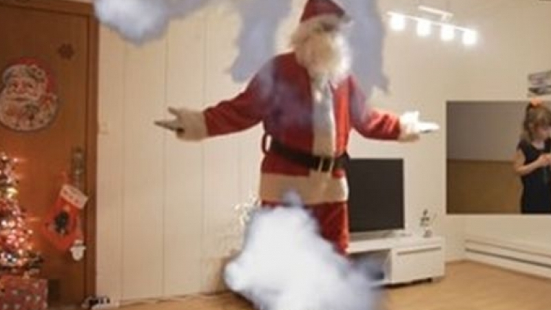 Баща засне с камера появата на Дядо Коледа, за да докаже съществуването му (ВИДЕО)