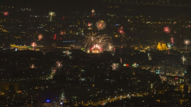Градовете се надцакват с празнични зари по случай Нова година (МНОГО ВИДЕО)