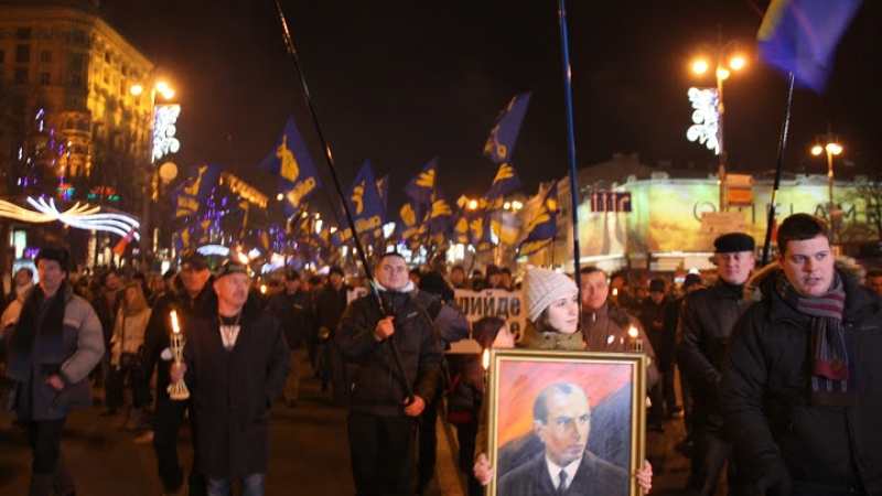 УНИАН: В Киев стотици националисти проведоха факелно шествие