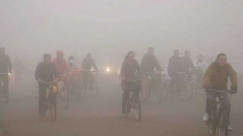 Стотици отменени полети и спрени междуградски автобуси в Китай заради опасен смог