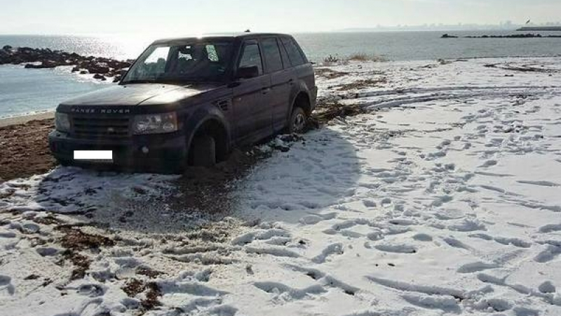 Шофьор-идиот нагази с джипа си на плажа в Бургас, вижте какво му се случи (СНИМКИ)