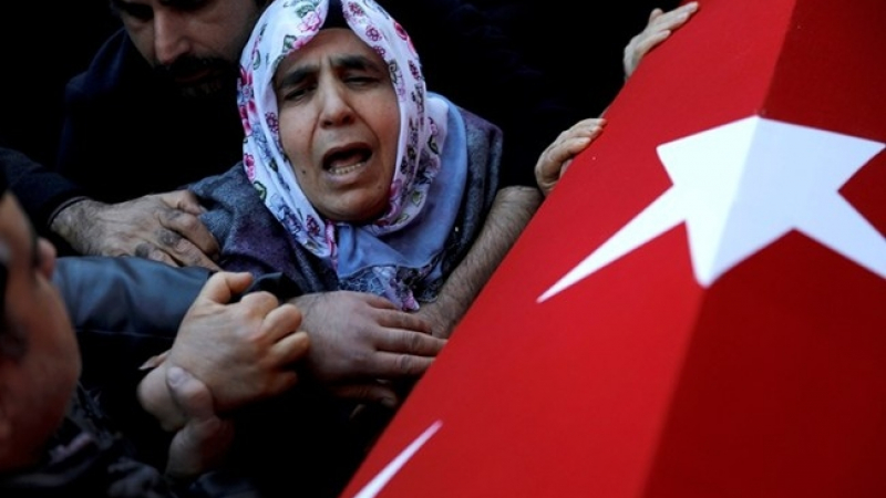 Истанбул потъна в скръб! Шокиращи СНИМКИ (18+) от погребенията на жертвите на терористичната атака 