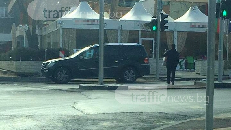 Шофьор паркира мерцедеса си като цар на пешеходна до мол в Пловдив (СНИМКИ)