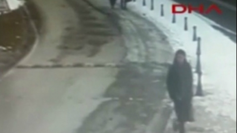 Нови кадри показват предполагаемия терорист в Истанбул! (ВИДЕО)