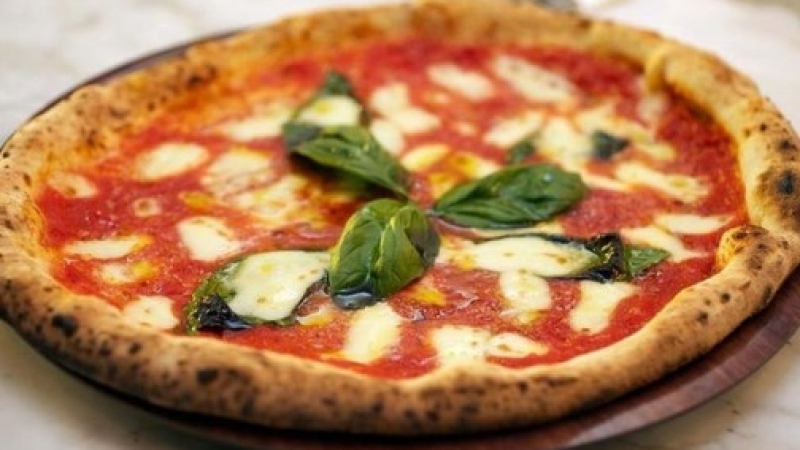 Изяждаме я, докато е още гореща: Страшно ароматна, мекичка и вкусна пица Неаполитана