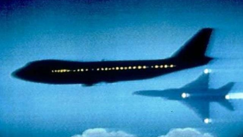 Руски пътнически лайнер на косъм от страшен сблъсък в небето със самолет на НАТО