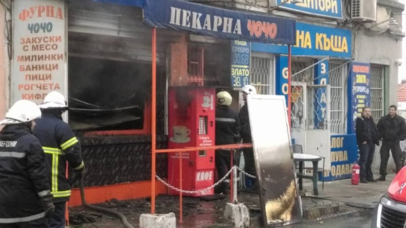Жесток пожар изпепели пекарна в центъра на Варна, продавачка едва се спаси от пламъците!