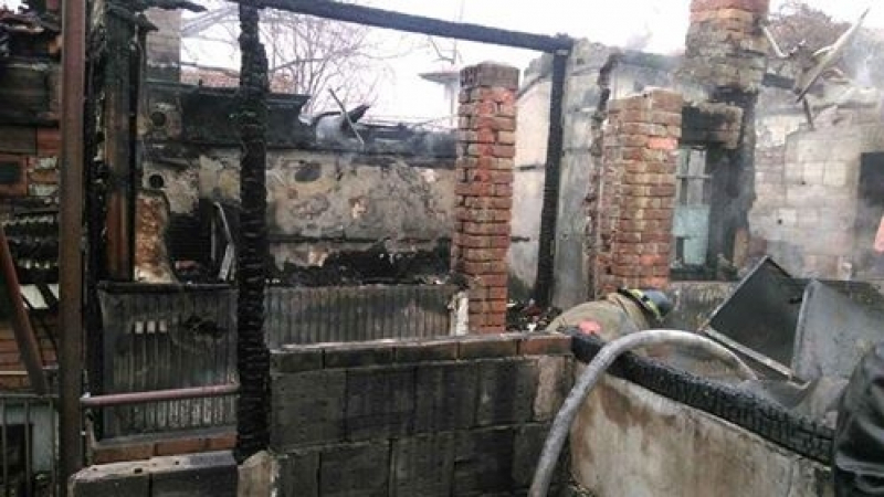 Семейство с близнаци остана без покрив заради пожар