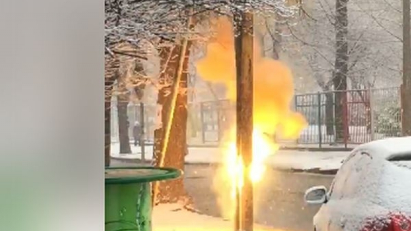 Само в БЛИЦ: Горящ електрически стълб в София едва не уби някого (ВИДЕО)