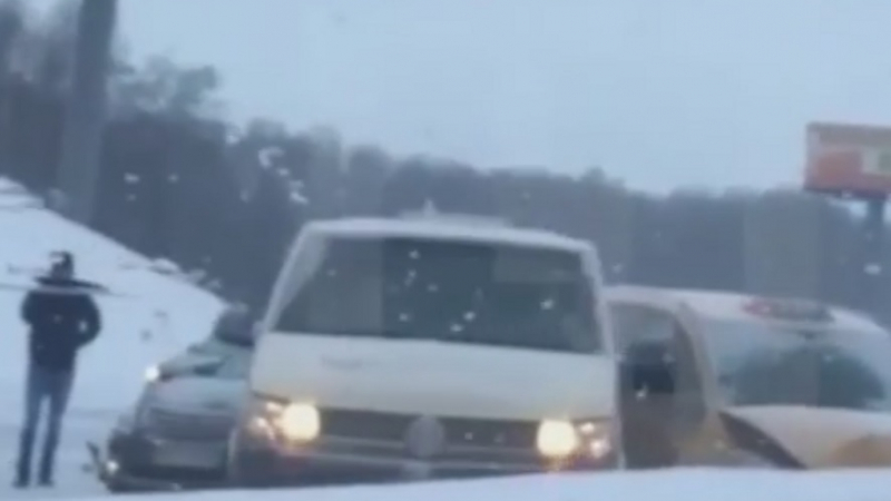 Вижте как 23 коли се сблъскаха в снега (ВИДЕО)