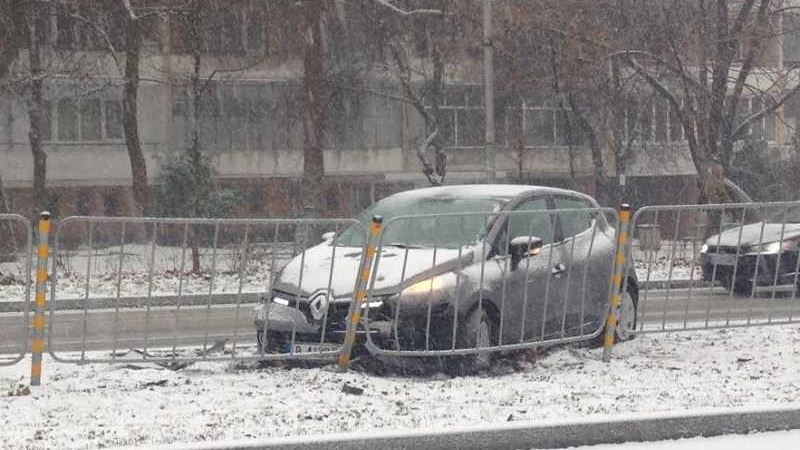 Кола се превърна в шейна и се заби в ограда в Бургас (СНИМКИ)