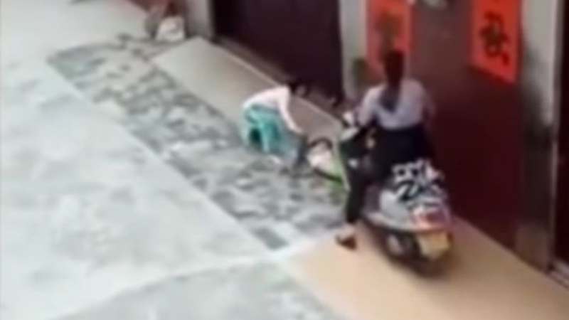 Шофьорка мина със скутера си през малко момиченце, искала да го сплаши (ВИДЕО 18+)