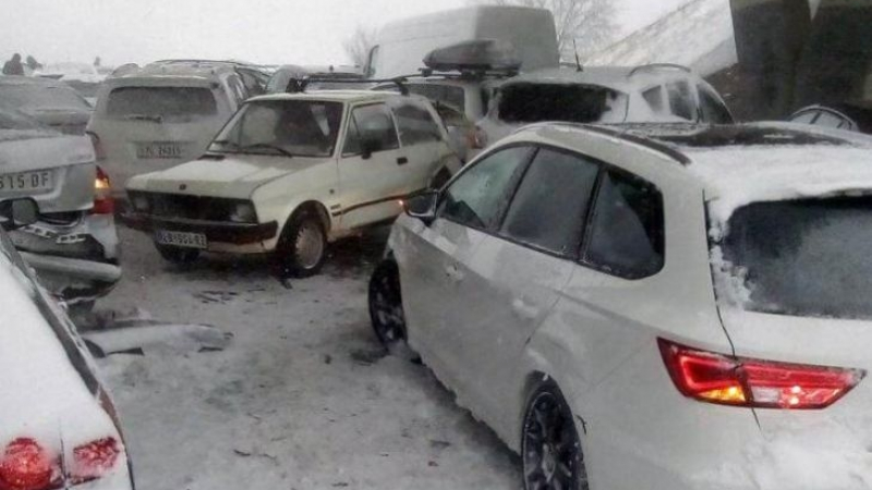Ужасна катастрофа с камиони, автобуси и леки коли на магистралата от Белград за България (СНИМКИ)