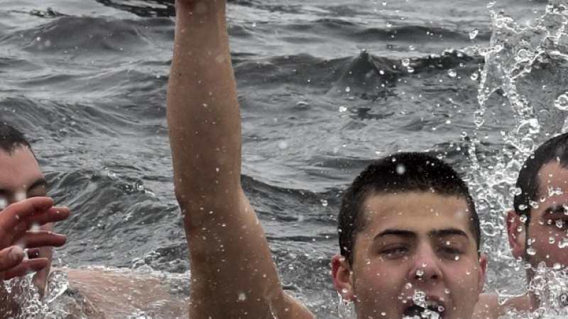 Ученик извади кръста от езерото в „Дружба“ при минус 6 градуса