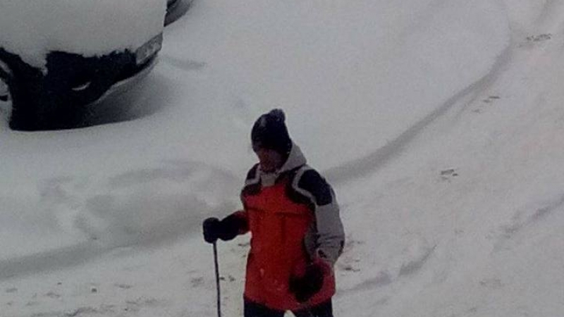 Уникална гледка: Столичанин подкара ски пред блока си (СНИМКА)