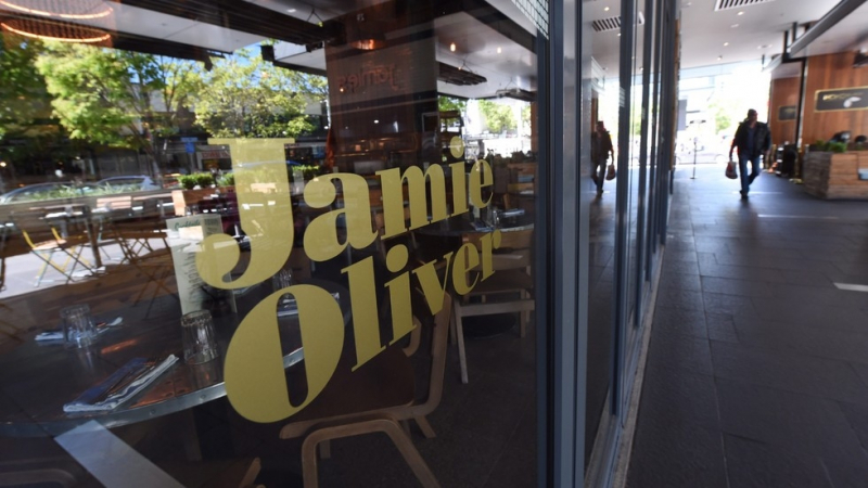 Джейми Оливър закрива шест ресторанта във Великобритания
