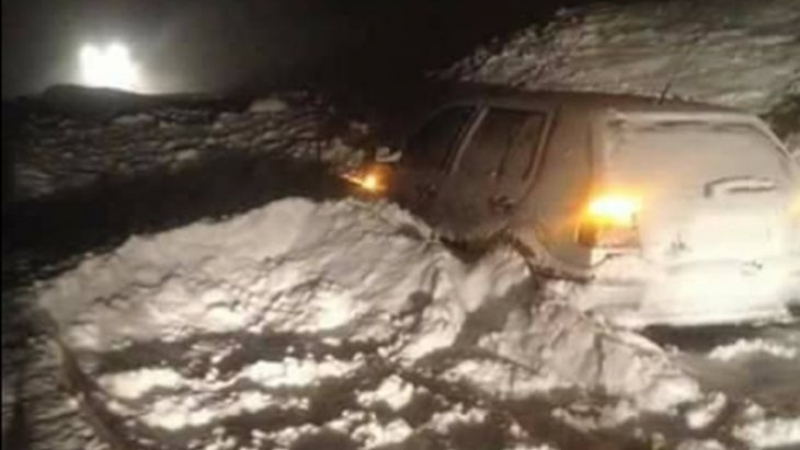 Инфарктна ситуация край Никопол: Десетки души в 25 коли затънаха в преспите! Ситуацията в цялата страна е плашеща