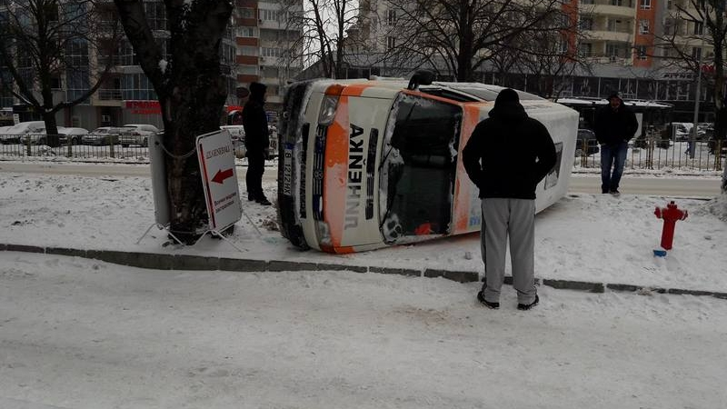 Линейка се обърна на главен булевард във Варна (СНИМКИ)  