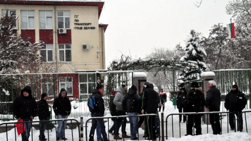 Ученици и родители „нападнаха“ зам.-кмета на Пловдив, искат още ваканция
