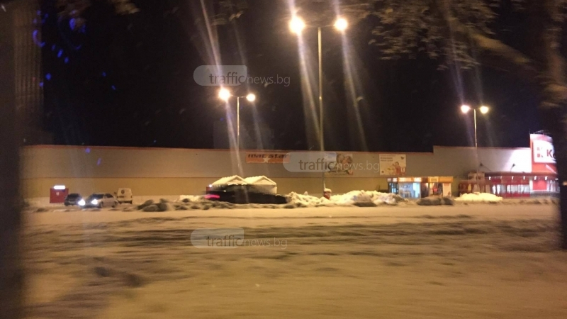 Смелчаци въртят гуми на леда в Пловдив (ВИДЕО)