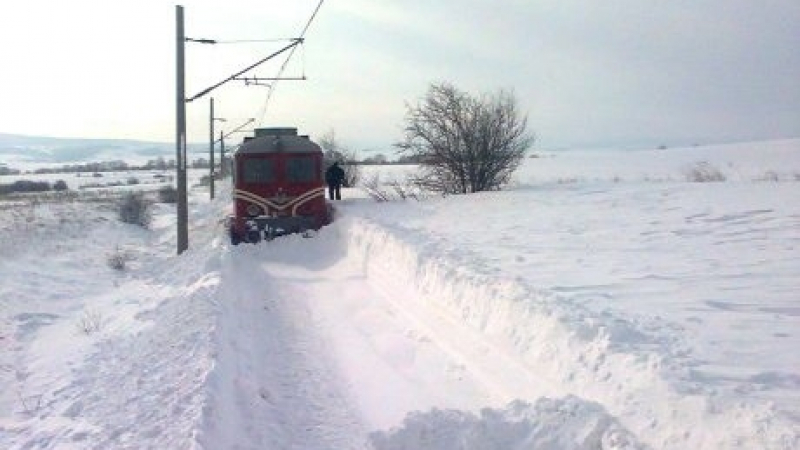 Нов кошмар! Снегът извади влак от релсите