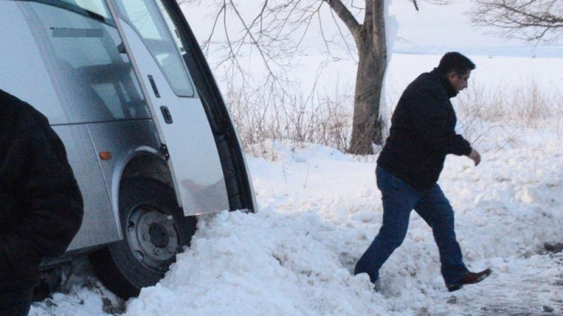 Ето какво се случи с японските туристи, вкарани в снежен капан от безумен шофьор