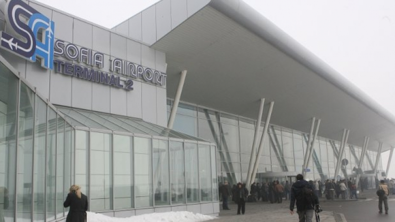 Хаос на летище „София“ заради снега