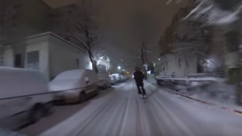 Уникално ВИДЕО: Смелчага се пусна по ски на улица в София 