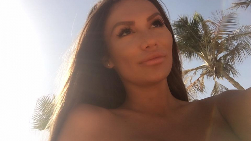 Скандал! Моника Валериева си пусна порнографски СНИМКИ от евтин хотел в Дубай (18+)