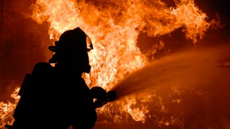 Голям пожар в София, гори апартамент, хвърчат линейки и пожарни, има пострадали!