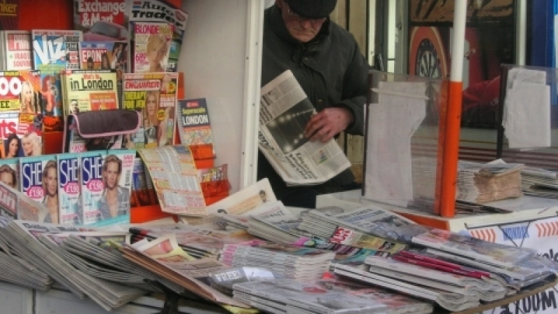 Мъж закупи 1000 копия от вестник, за да не разберат гафа му