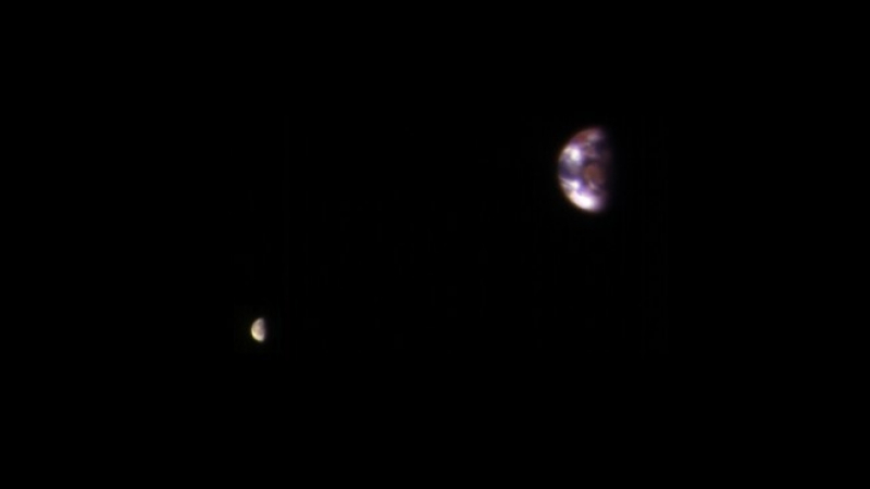 Снимка от Марс: Ето как изглеждат Луната и Земята