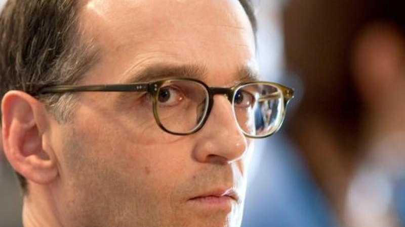 Немски министър настоя за гривни на глезените на предполагаеми терористи
