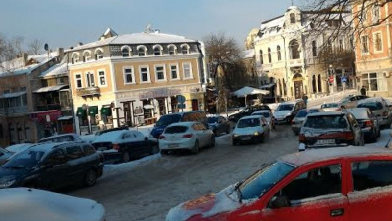 Потърпевш варненец: Централната улица в града е идеална за фигурно пързаляне (СНИМКА)
