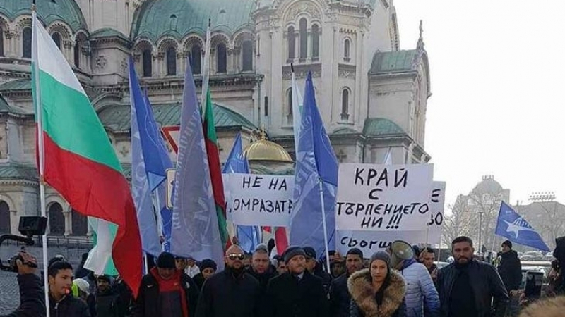 "ДРОМ" на протест пред сградата на ВМРО
