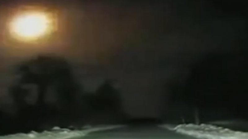 Невероятна гледка! Метеорит се запали в небето над Архангелск (ВИДЕО)