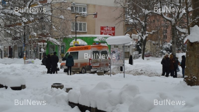 Линейка закъса в центъра на Враца, шофьорът грабна лопатата и започна да рине сняг (УНИКАЛНИ СНИМКИ)
