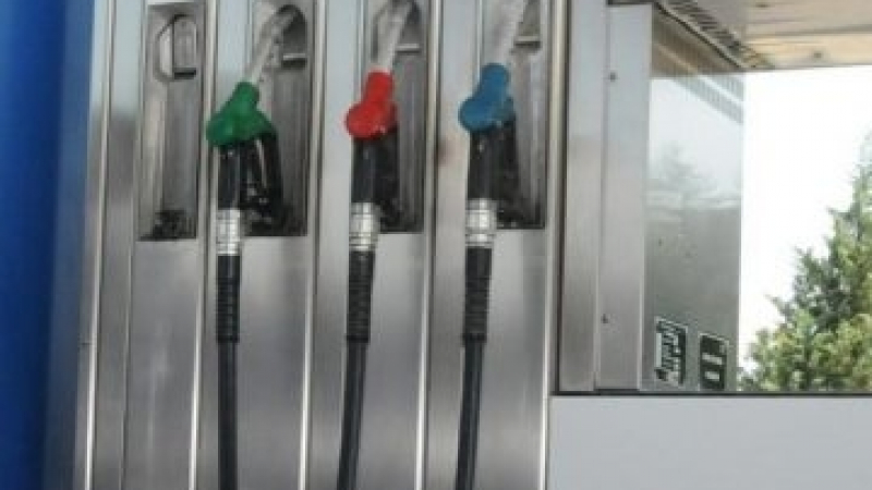 Лоши новини за шофьорите: Дизелът поскъпна с 6 стотинки за месец, бензинът също върви нагоре! 