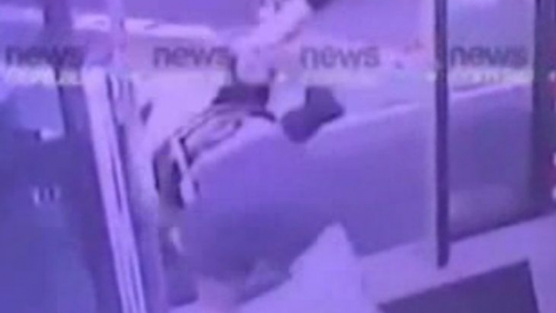 Млада жена с брадва се нахвърли върху посетителите на търговски център (ВИДЕО)