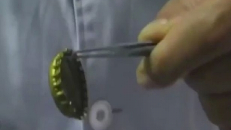 Уникално: Мъж погълна бирена капачка, лекар я извади с презерватив (ВИДЕО)
