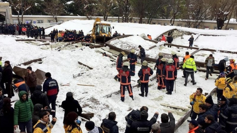 Нов ужас в Истанбул: Покрив на джамия рухна върху под тежестта на снега, има загинали (ВИДЕО)