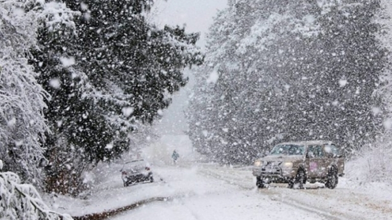 Снегът предизвика истинско бедствено положение в почти цяла България! Села са откъснати от света, цели общини са „затворени” за движение