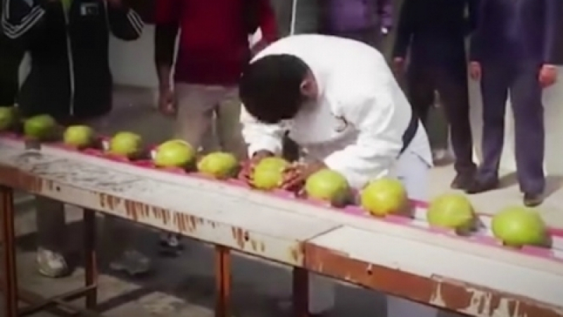 Вижте как мъж счупи 43 кокосови ореха с главата си (ВИДЕО)