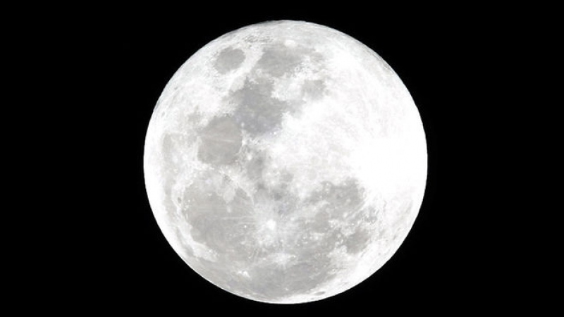 Нова теория: Луната е съставена от много малки луни
