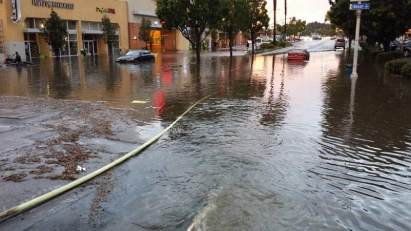 В Калифорния са евакуирали жители заради наводнение