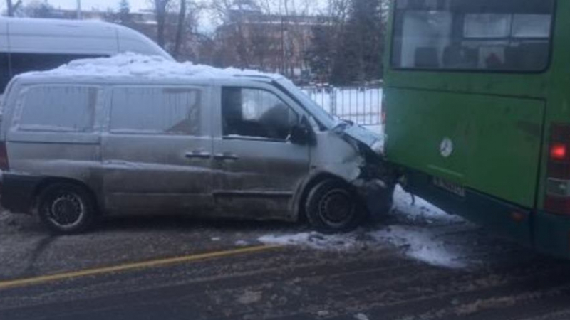 Ледена катастрофа във Варна: Бус се вряза под автобус (СНИМКИ)